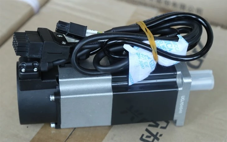 Servo motor AC niske inercije serije ACH 0.2-1.8 Nazivna snaga 3000 Nazivna brzina za kretanje velikom brzinom